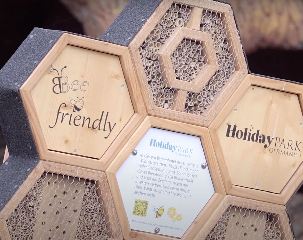 Naturschutz im Holiday Park: Wildbienenhotel und Blühfläche im Majaland