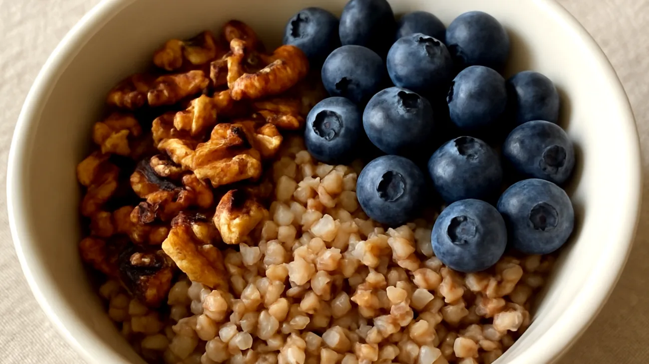Buchweizen-Bowl mit gerösteten Walnüssen und Blaubeeren"