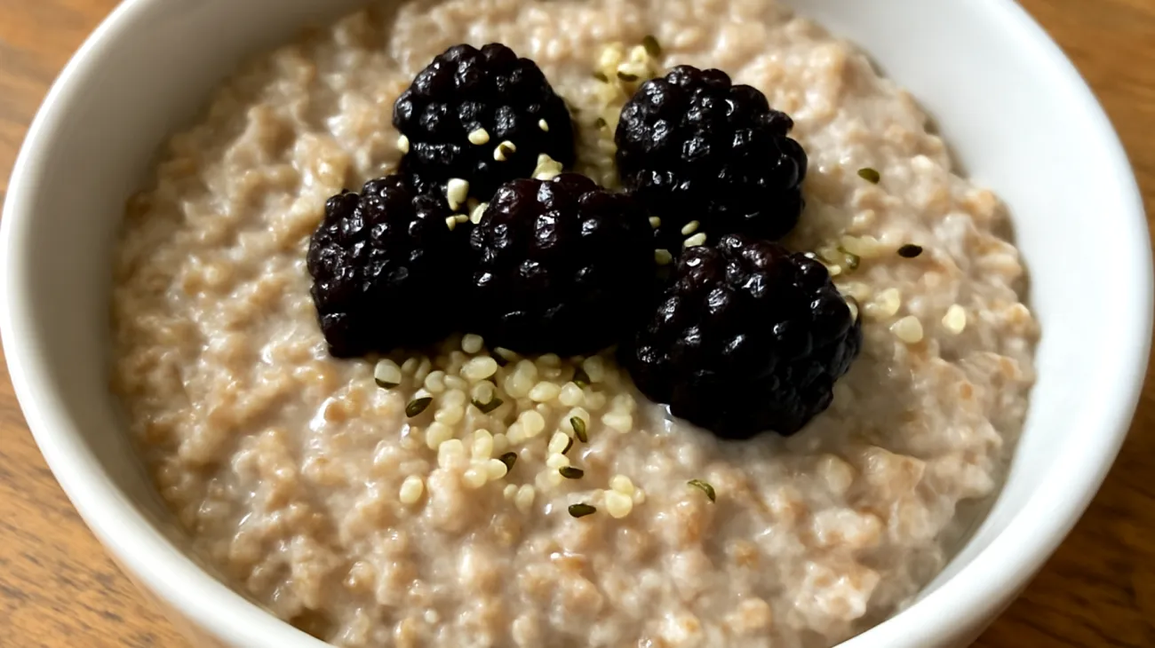 Buchweizen-Porridge mit fermentierten Beeren und Hanfsamen"