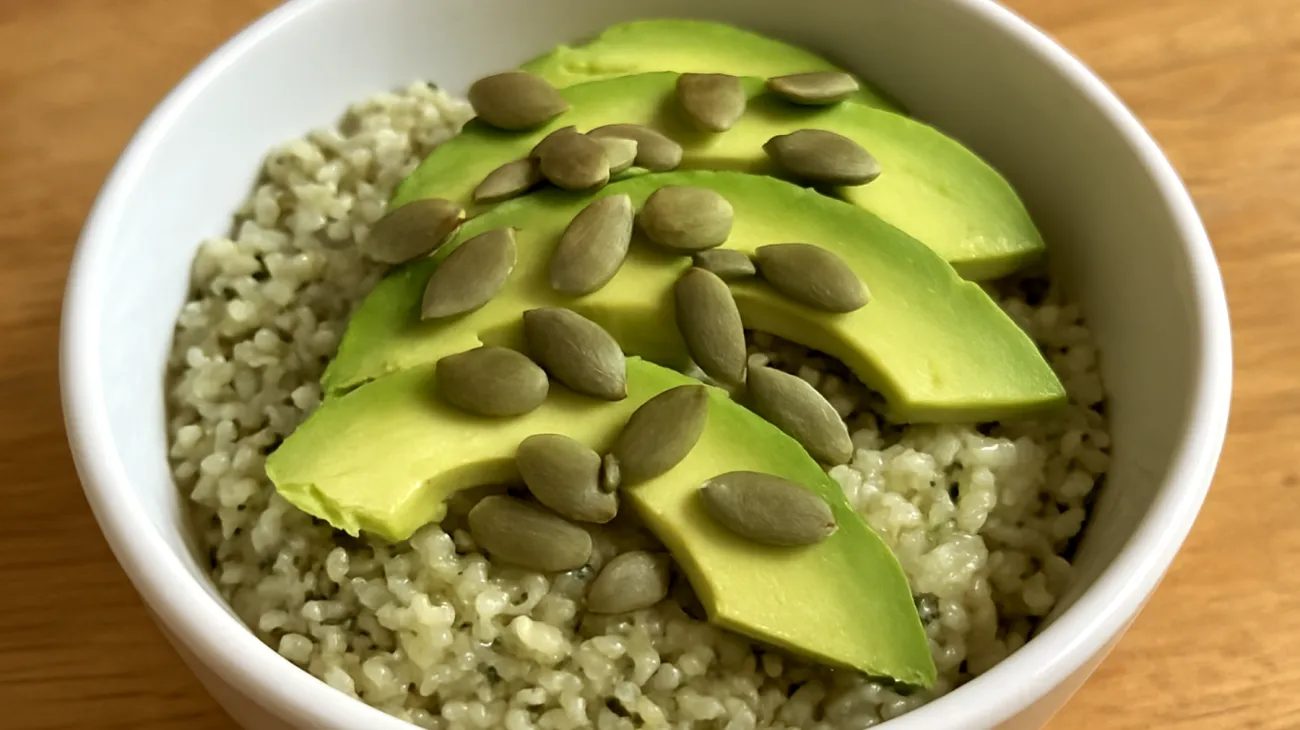 Hanfsamen-Bowl mit Avocado und Kürbiskernen"