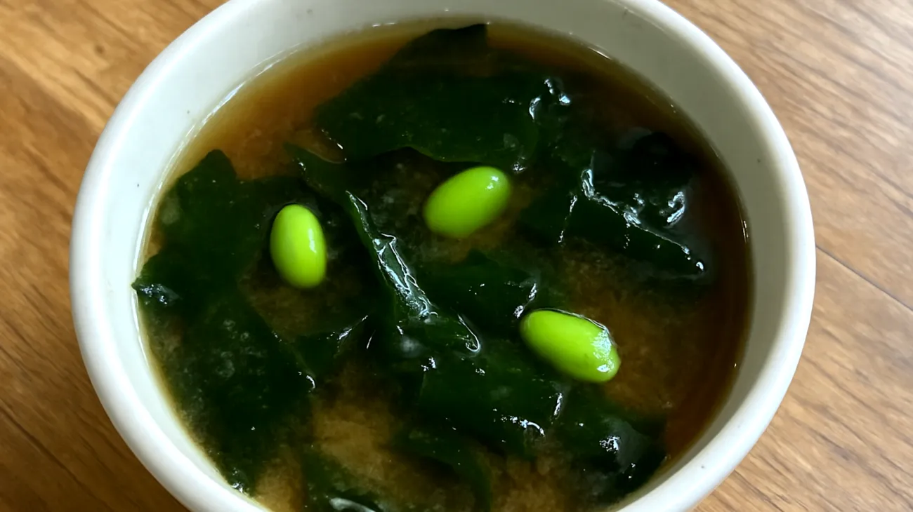 Miso-Suppe mit Wakame-Algen und Edamame"