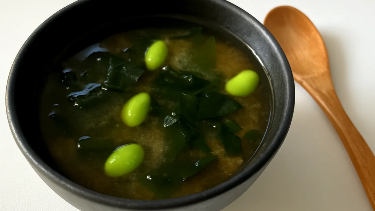Miso-Suppe mit Wakame-Algen und Edamame"