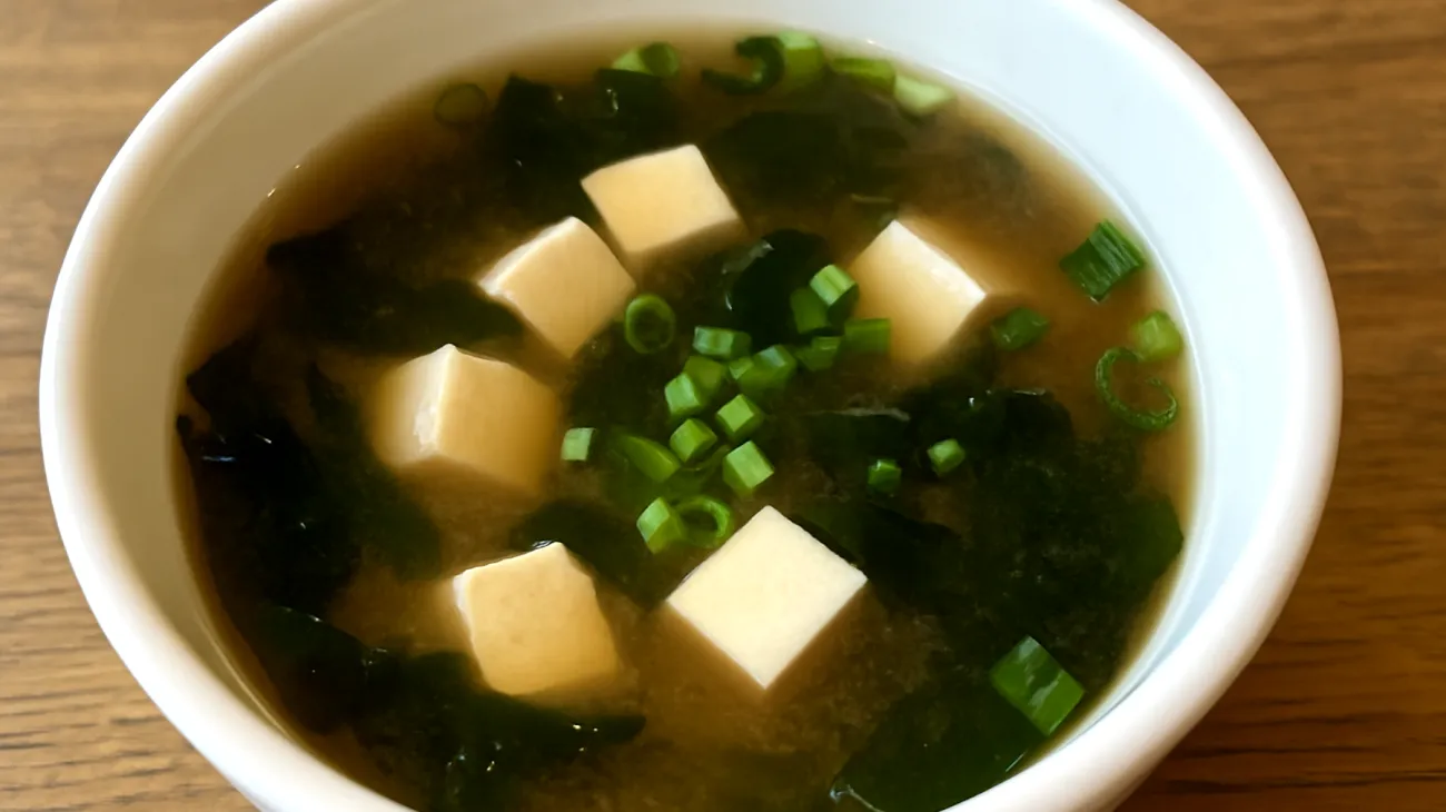 Miso-Suppe mit Wakame-Algen und Silken-Tofu"