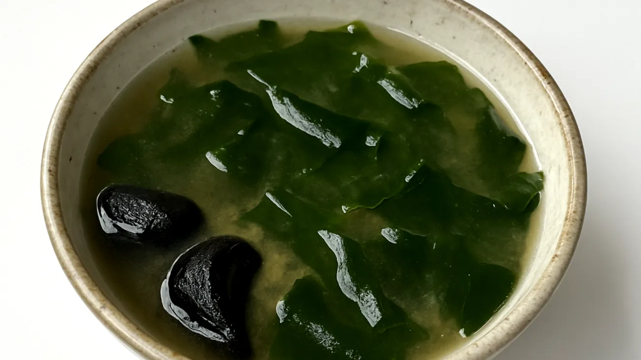 Miso-Suppe mit fermentiertem schwarzen Knoblauch und Wakame-Algen"